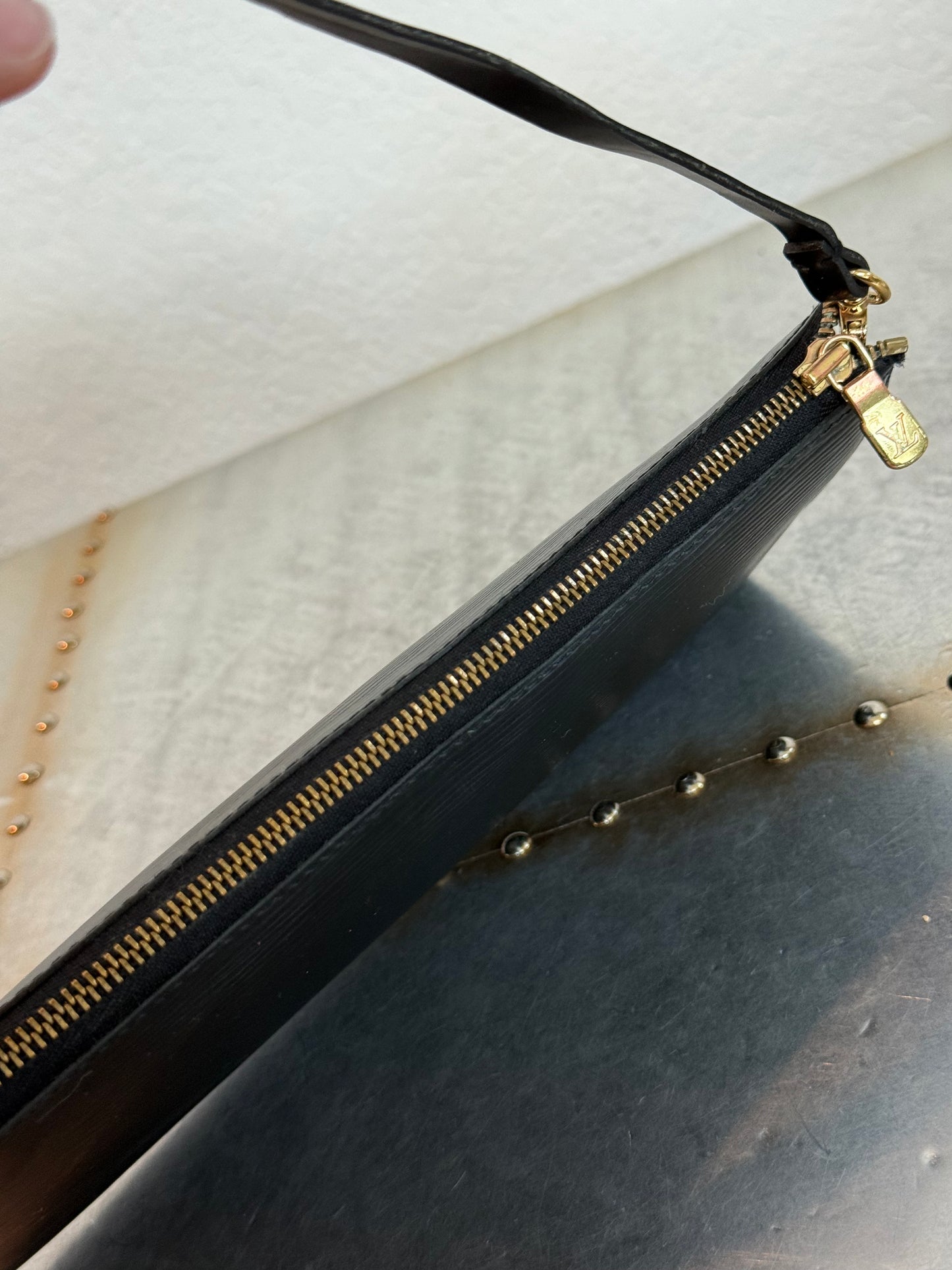 Pre-owned Louis Vuitton Pochette Accessoires Epi Shoulder / Handbag
