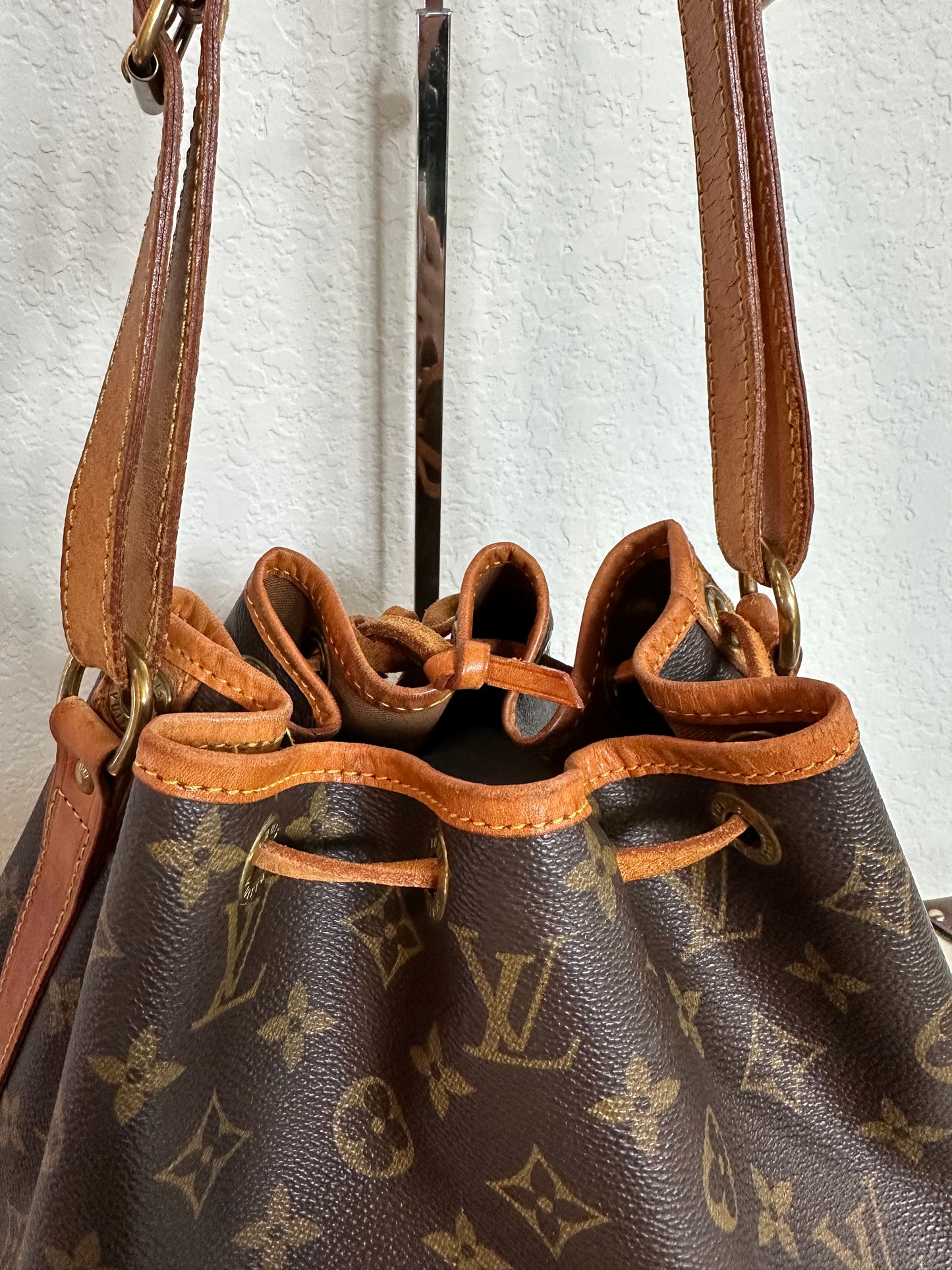 Pre-owned Authentic Louis Vuitton Petite Noe Monogram 
Shoulder Bag