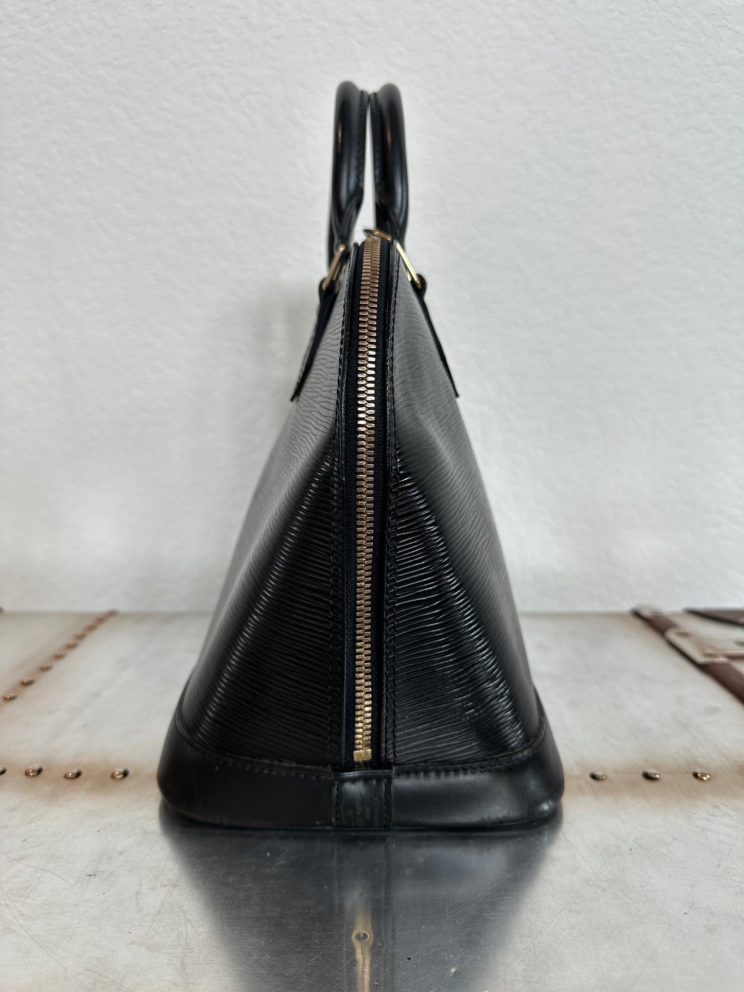 Pre-owned  Authentic Louis Vuitton Alma PM Epi Black Handbag