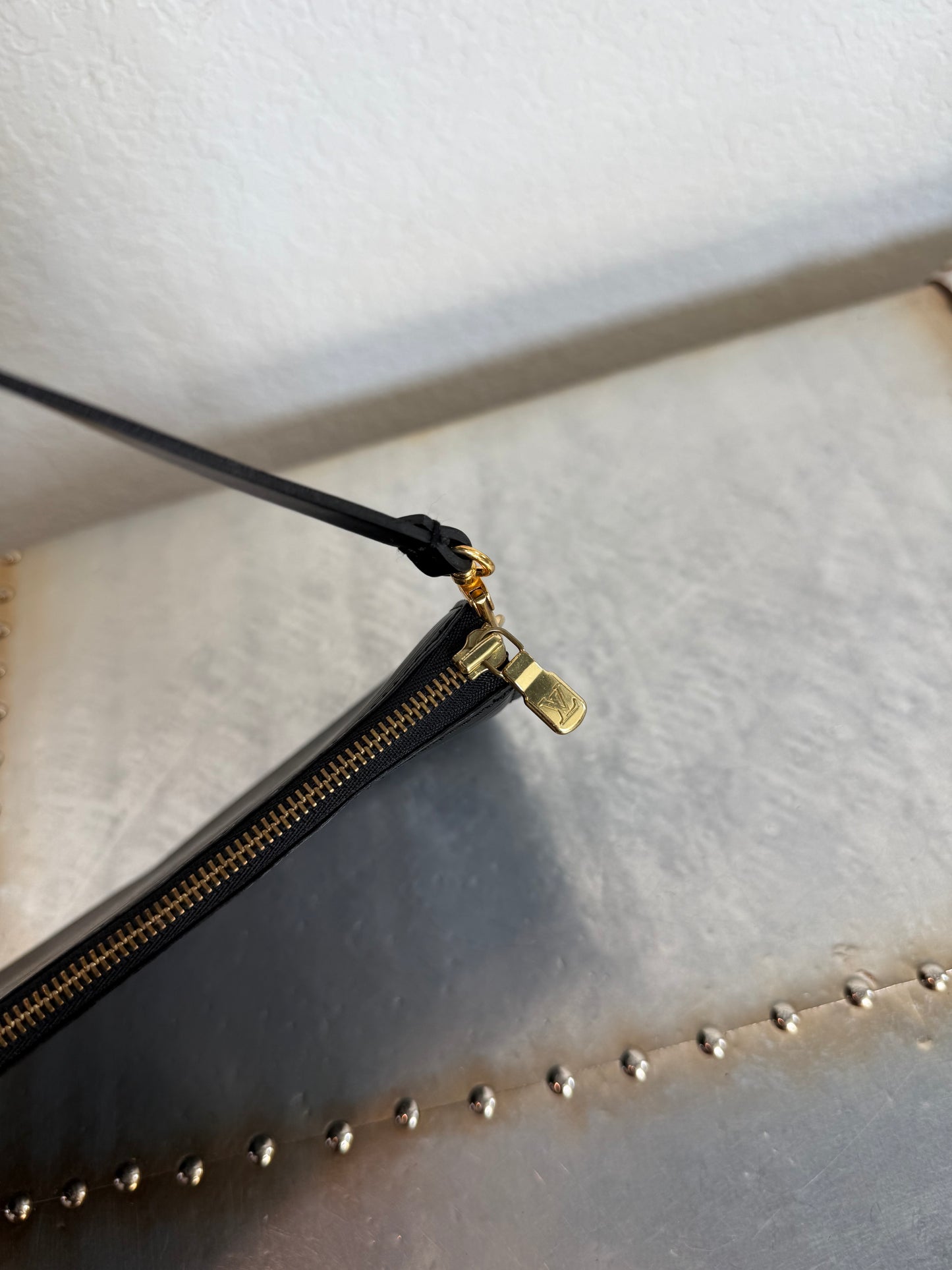 Pre-owned Louis Vuitton Pochette Accessoires Epi Shoulder / Handbag