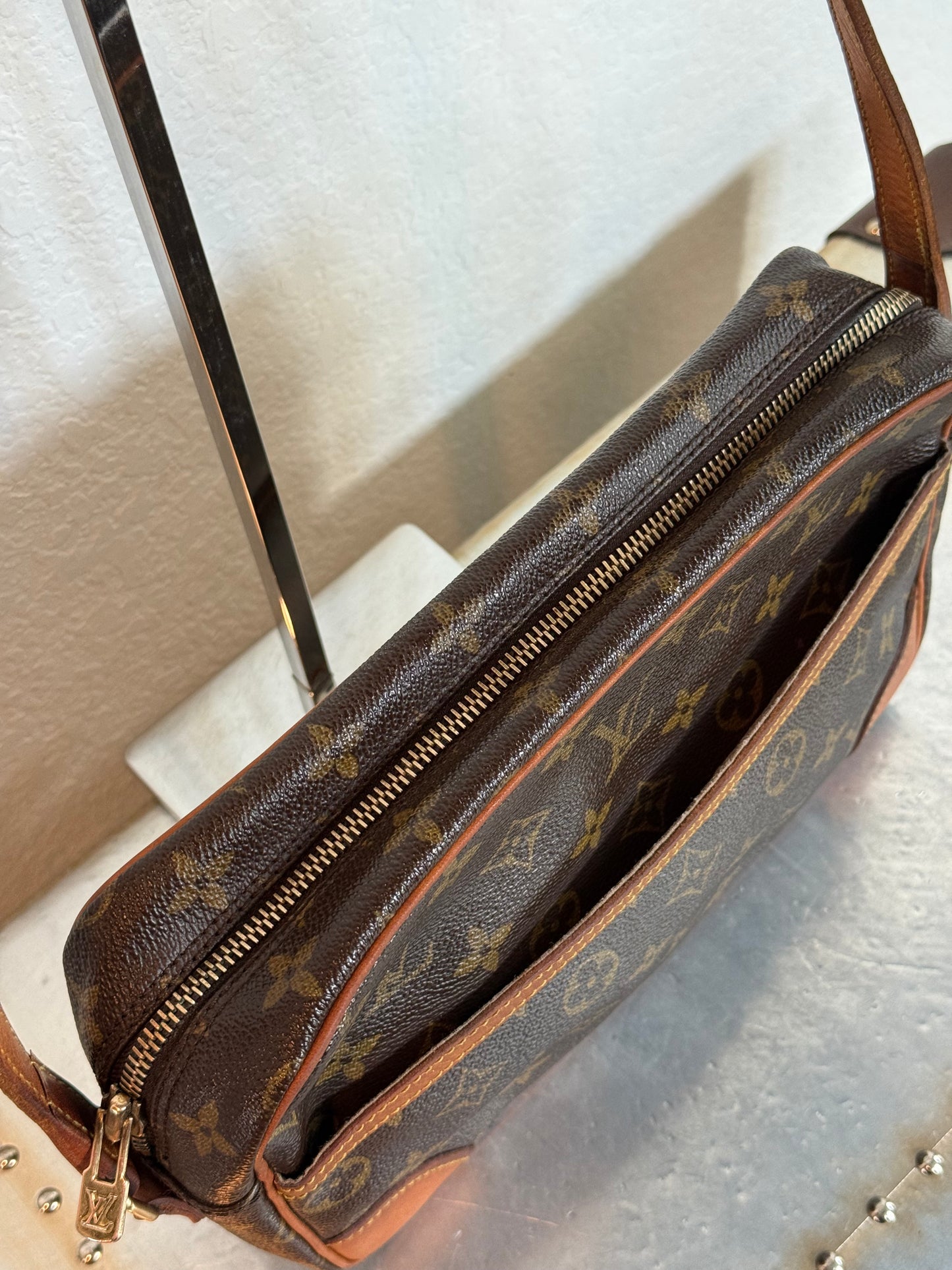 Pre-owned Authentic Louis Vuitton Trocadero 27 Monogram Crossbody Bag