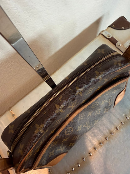 Pre-owned Authentic Louis Vuitton Trocadero 27 Monogram Crossbody Bag