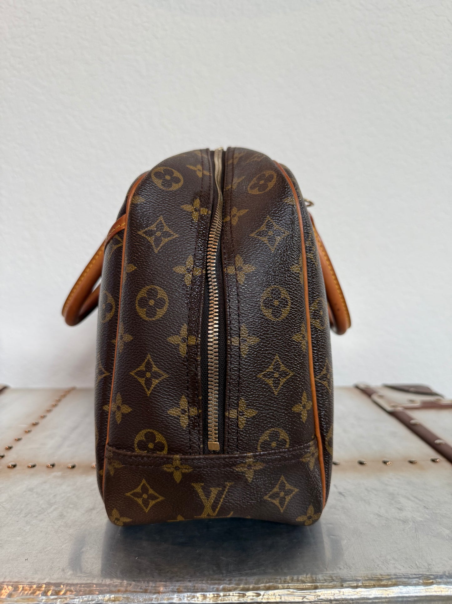 Pre-owned Authentic Louis Vuitton Deauville Monogram Handbag