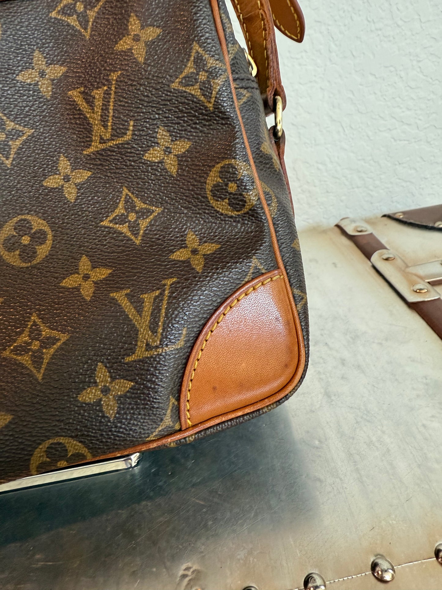 Pre-owned Authentic Louis Vuitton Trocadero 27 Monogram Crossbody Bag