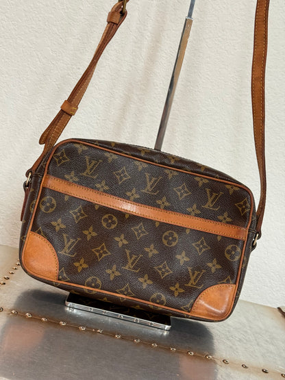 Pre-owned Authentic Louis Vuitton Trocadero 27 Monogram Crossbody Bag