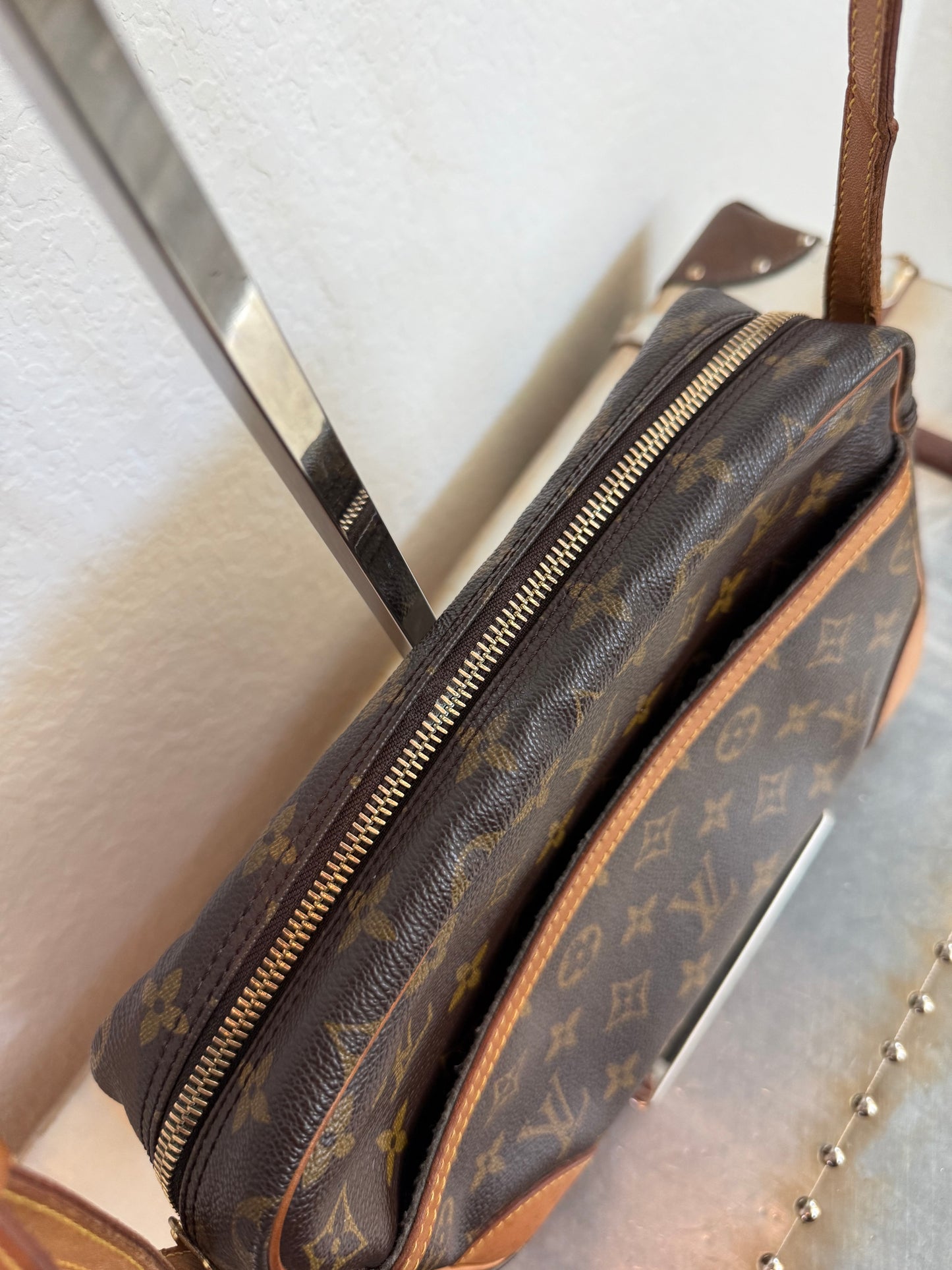 Pre-owned Authentic Louis Vuitton Trocadero 27 Monogram Crossbody Bag