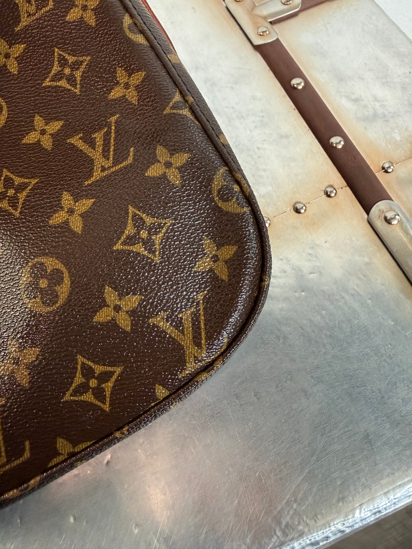 Pre-owned Authentic Louis Vuitton Saint Cloud GM Monogram Crossbody Bag