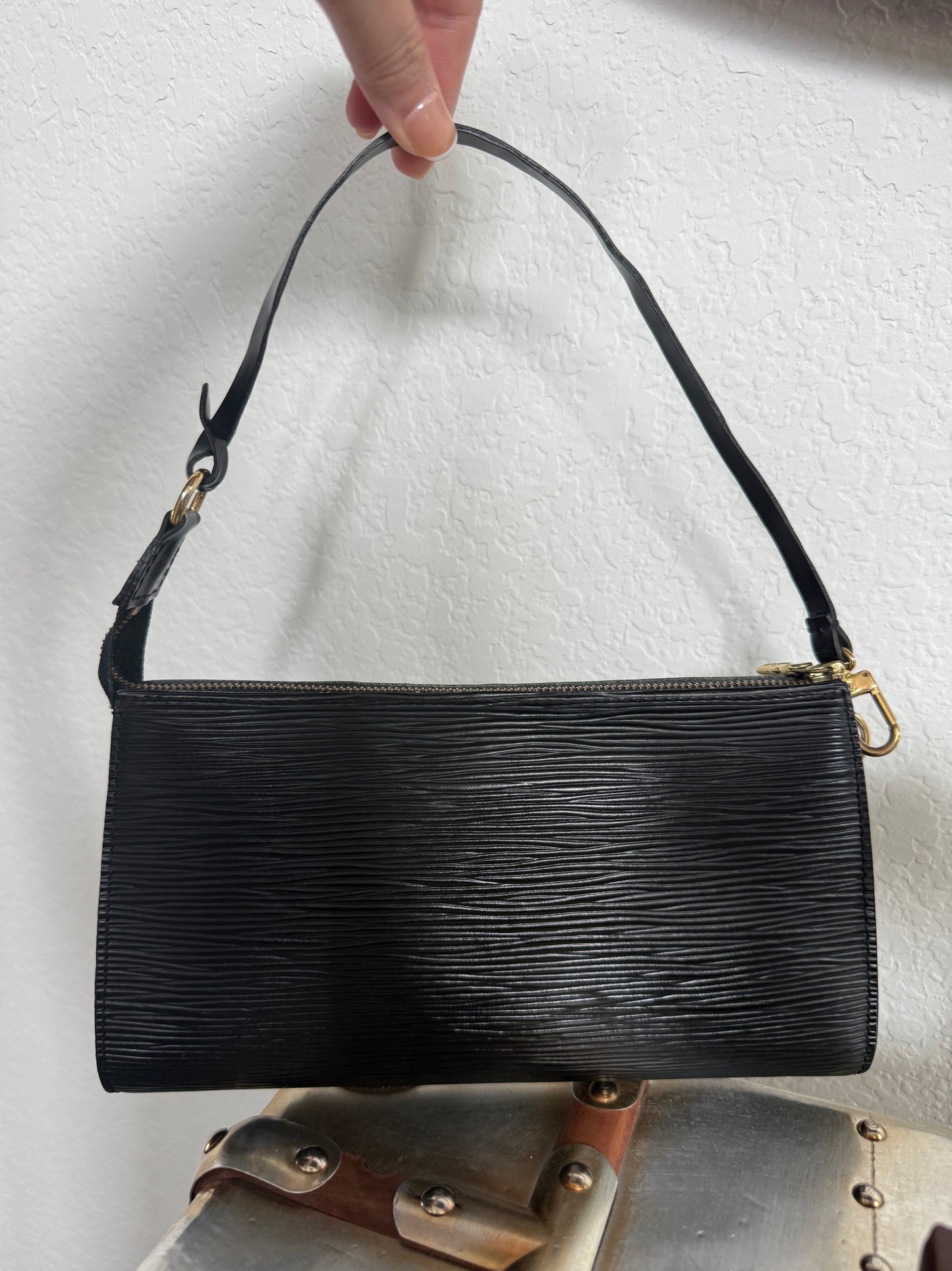 Pre-owned Louis Vuitton Pochette Accessoires Epi Shoulder / Handbag