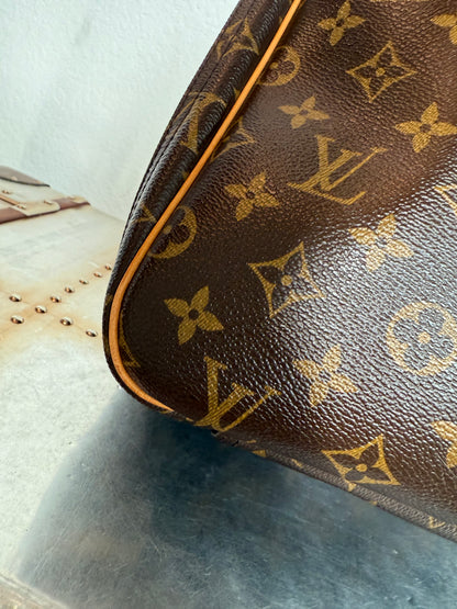 Pre-owned Authentic Louis Vuitton Excursion Monogram Handbag