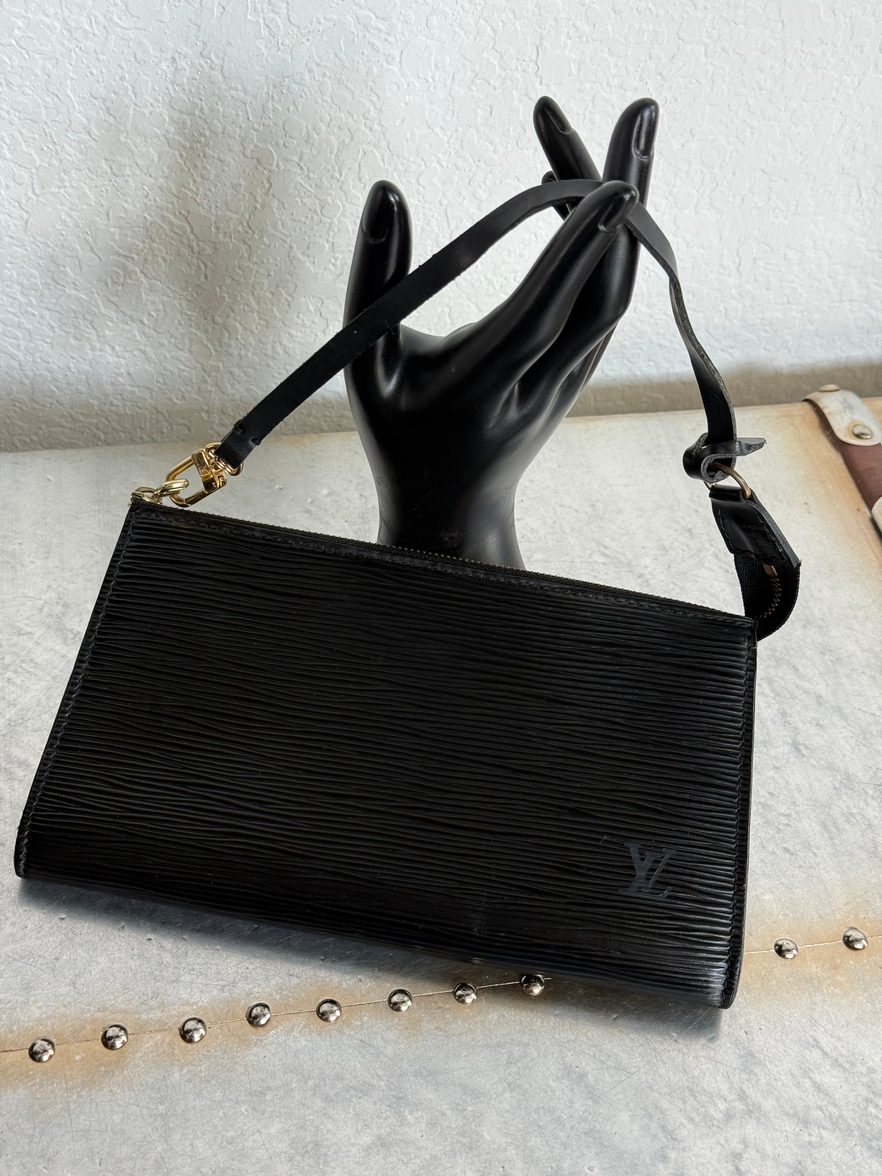 Pre-owned Louis Vuitton Pochette Accessoires Epi Shoulder