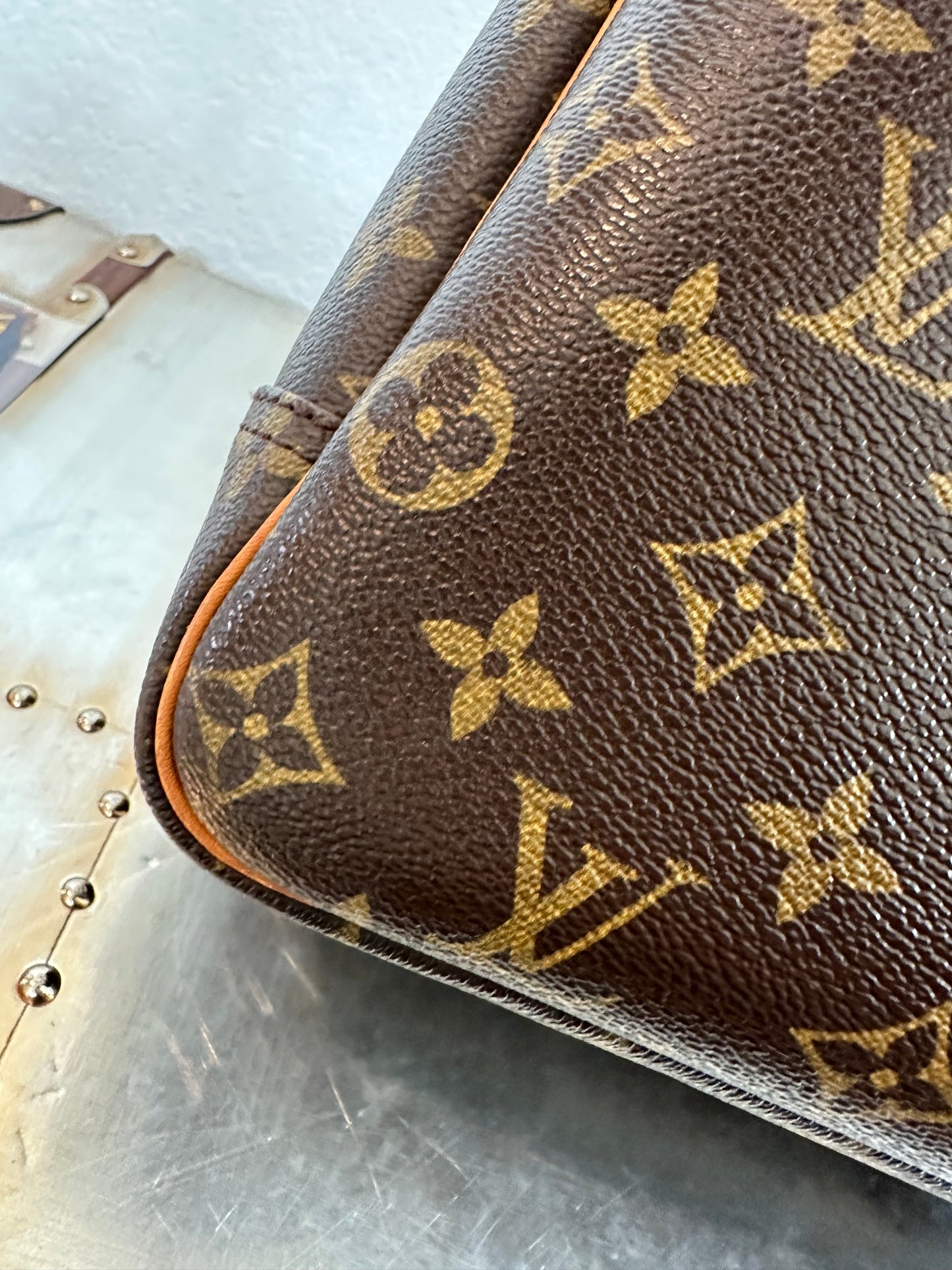 Pre-owned Authentic Louis Vuitton Deauville Monogram Handbag