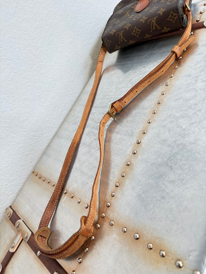 Pre-owned Authentic Louis Vuitton Saint Cloud MM Monogram Crossbody Bag