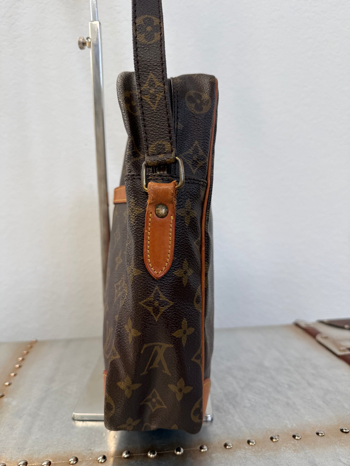 Pre-owned Authentic Louis Vuitton Danube GM Monogram Crossbody Bag