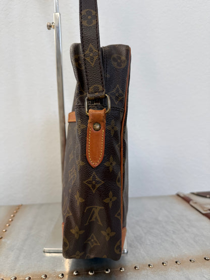 Pre-owned Authentic Louis Vuitton Danube GM Monogram Crossbody Bag
