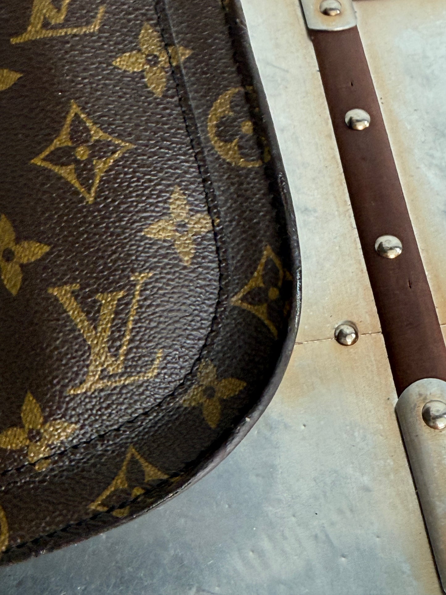 Pre-owned Authentic Louis Vuitton Saint Cloud GM Monogram Crossbody Bag