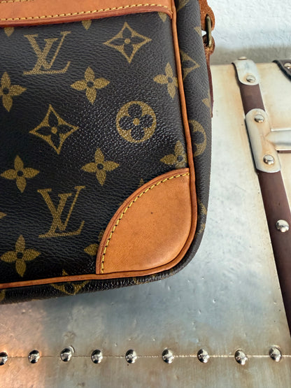 Pre-owned Louis Vuitton Trocadero 30 Monogram Shoulder / Crossbody Bag