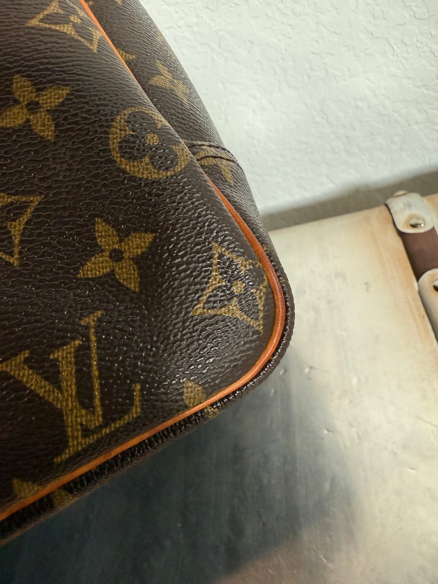 Pre-owned Authentic Louis Vuitton Deauville Monogram Handbag