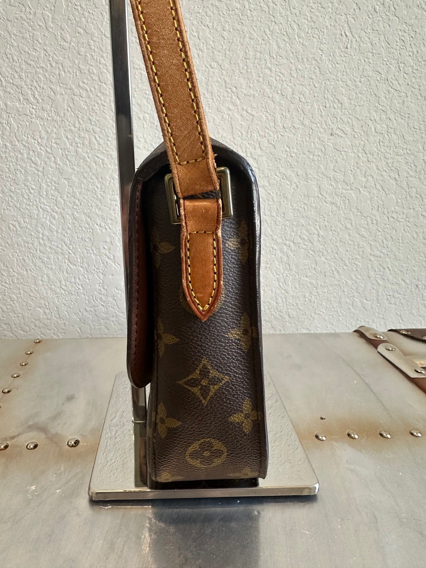 Pre-owned Authentic Louis Vuitton Saint Cloud MM Monogram Shoulder / Crossbody Bag