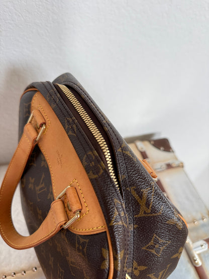 Pre-owned Authentic Louis Vuitton Excursion Monogram Handbag
