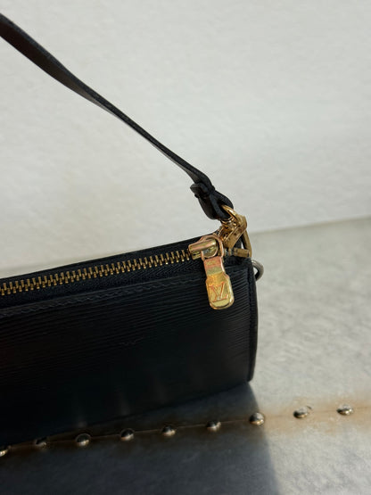 Pre-owned Louis Vuitton Pochette Accessoires Epi Shoulder / Handbag