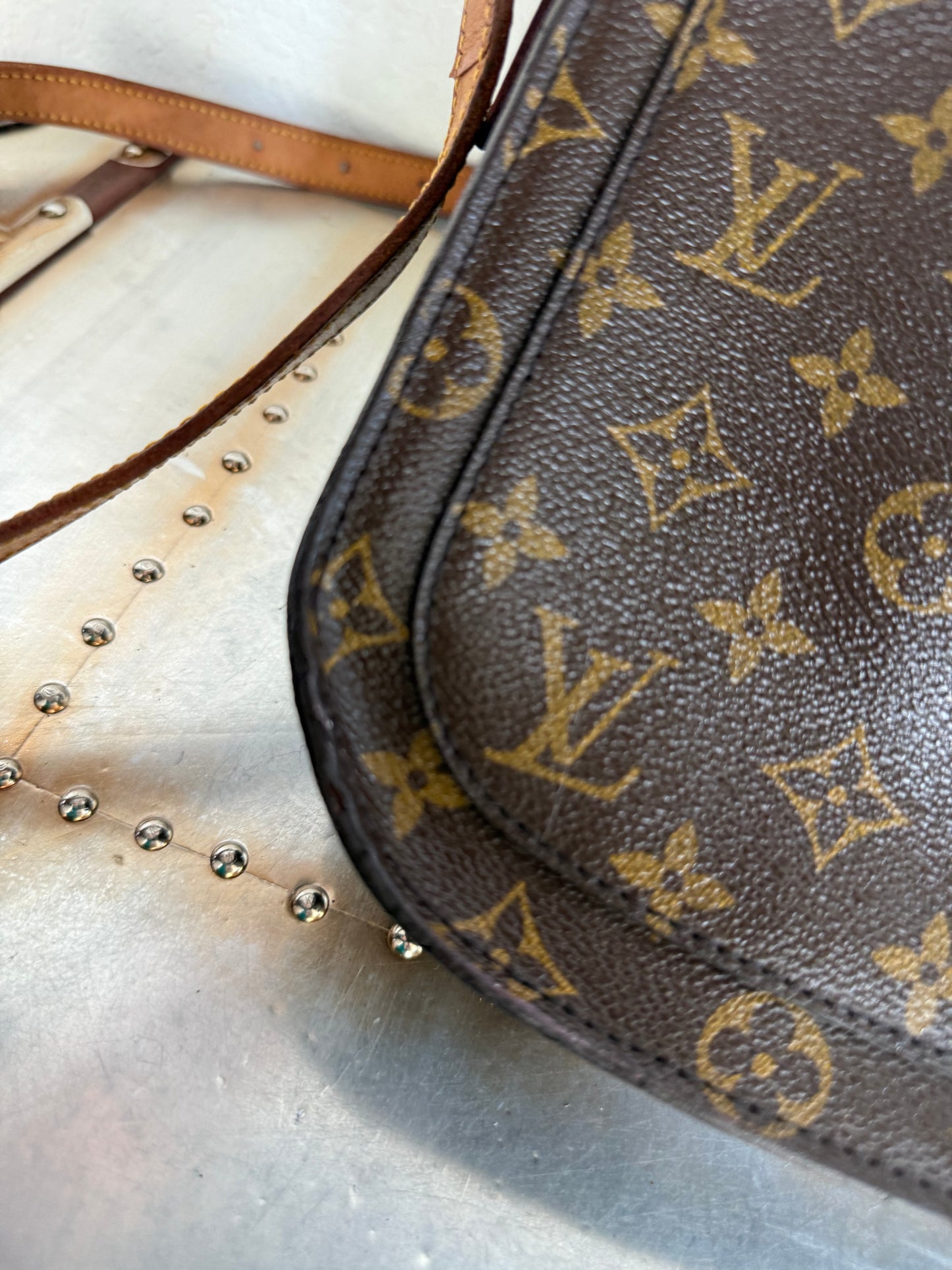 Pre-owned Authentic Louis Vuitton Saint Cloud GM Monogram Crossbody Bag
