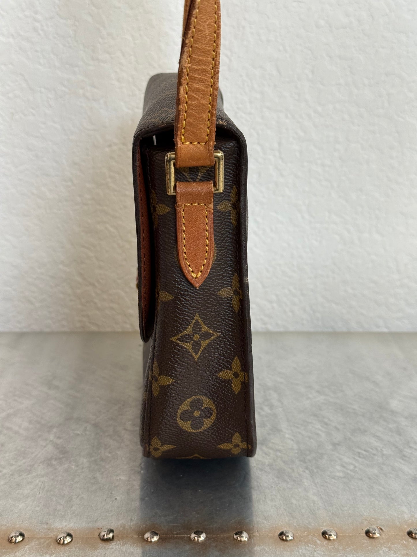 Pre-owned Authentic Louis Vuitton Saint Cloud MM Monogram Crossbody Bag