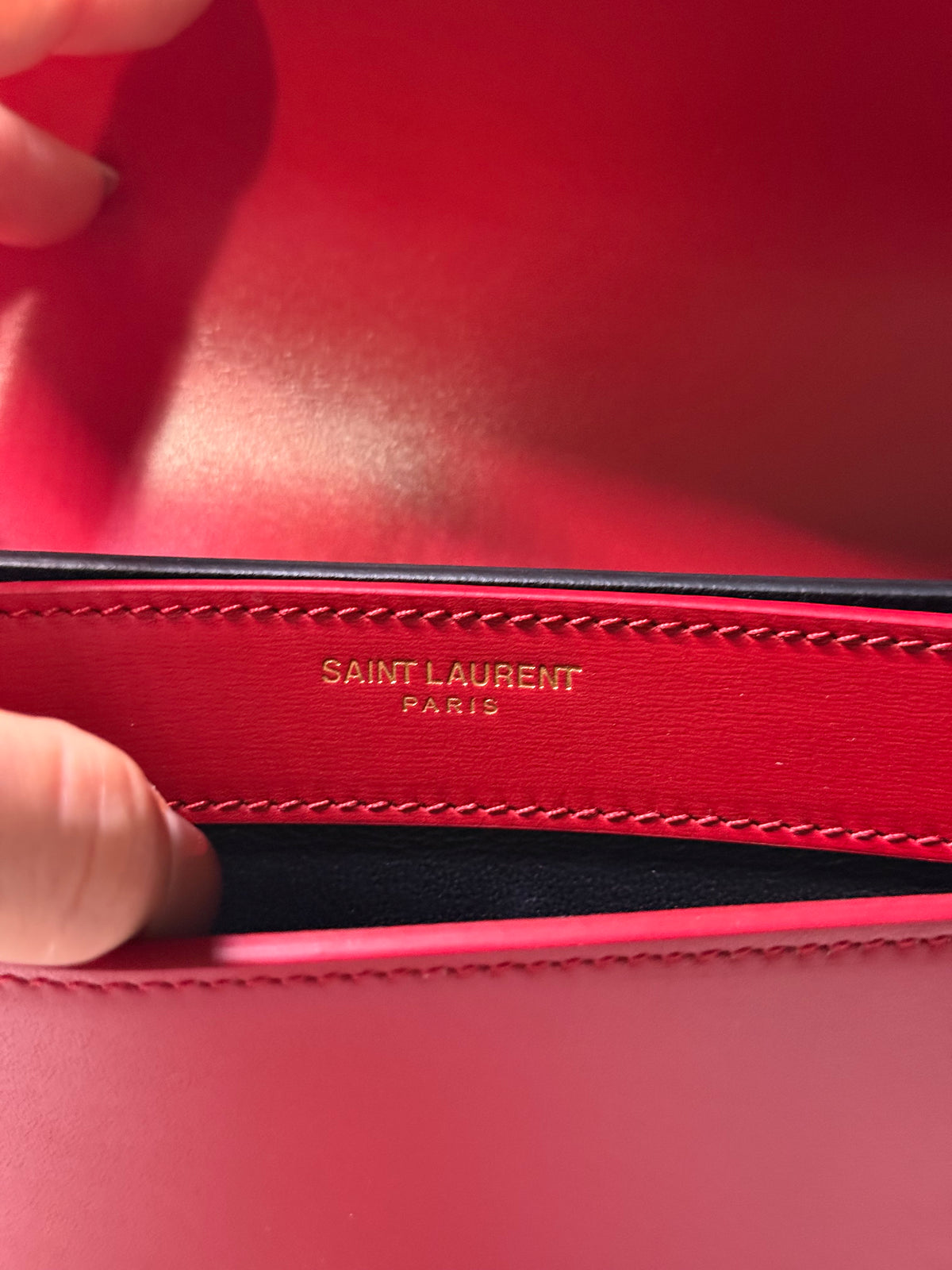 SAINT LAURENT
Grain De Poudre Monogram Cassandra
Clasp Shoulder Crossbody Bag