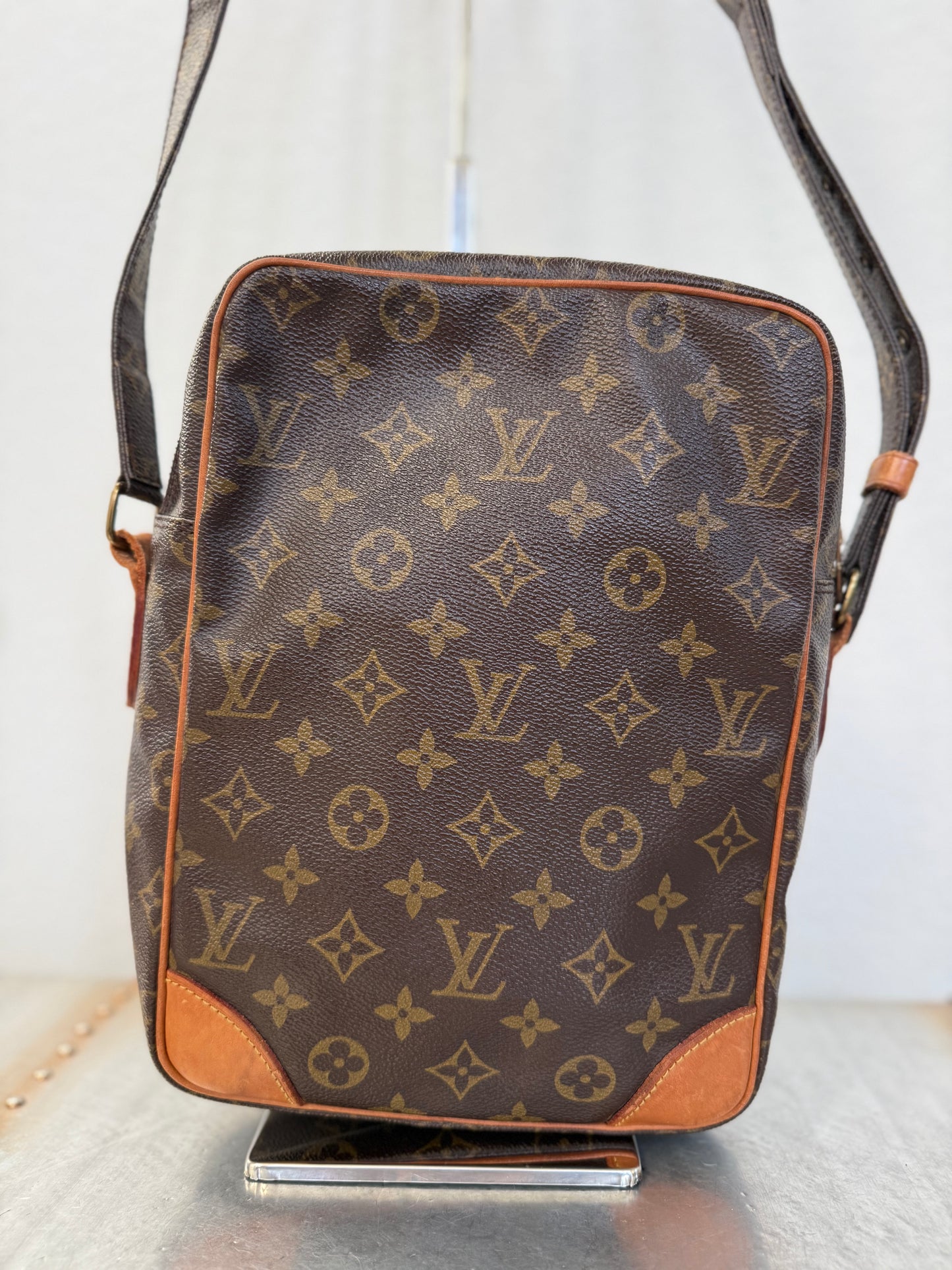 Pre-owned Authentic Louis Vuitton Danube GM Monogram Crossbody Bag