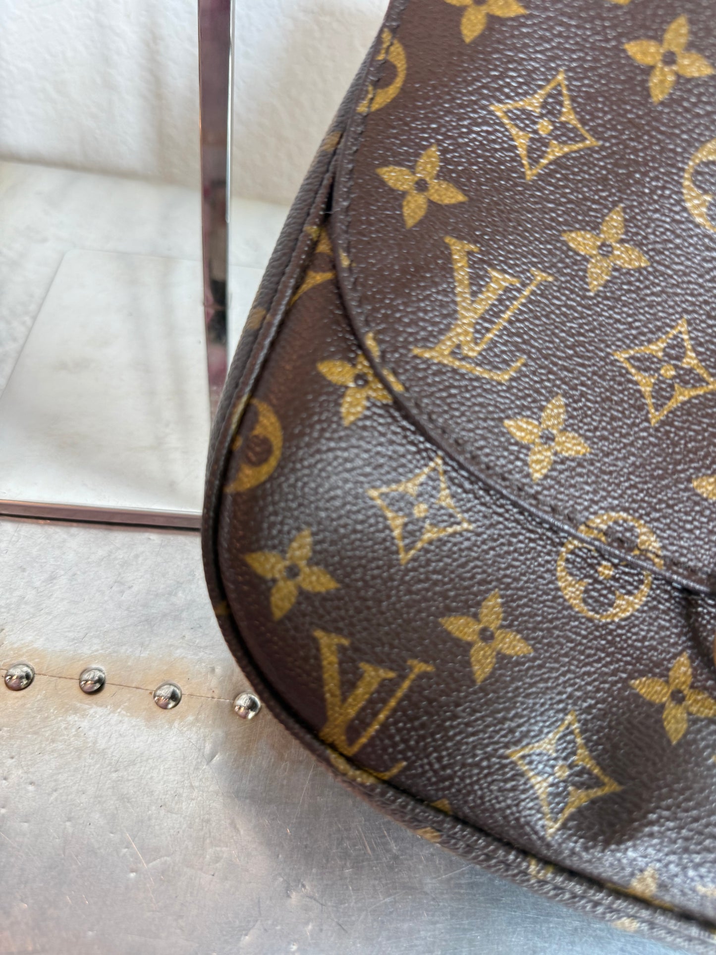Pre-owned Authentic Louis Vuitton Saint Cloud GM Monogram Crossbody Bag