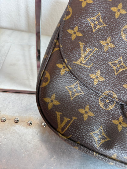 Pre-owned Authentic Louis Vuitton Saint Cloud GM Monogram Crossbody Bag