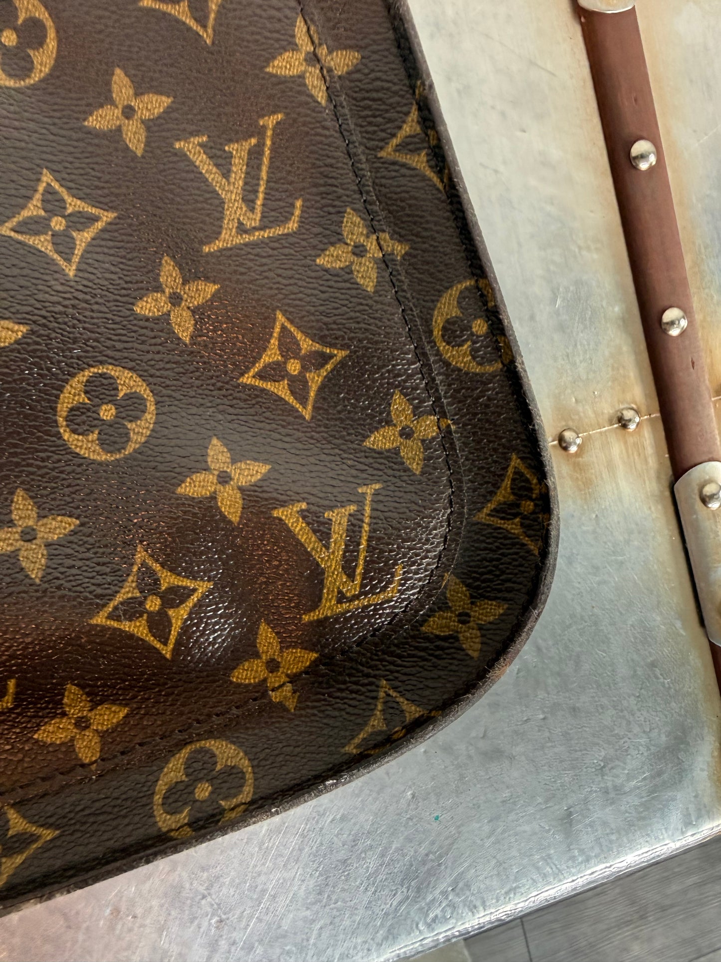 Pre-owned Authentic Louis Vuitton Saint Cloud GM Monogram Crossbody Bag