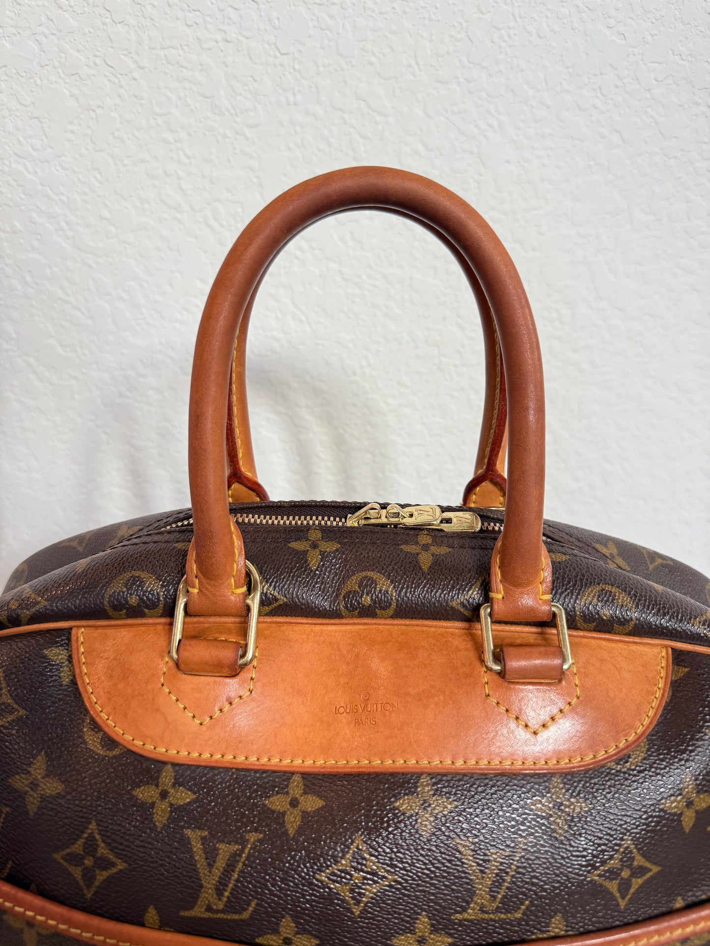 Pre-owned Authentic Louis Vuitton Deauville Monogram Handbag