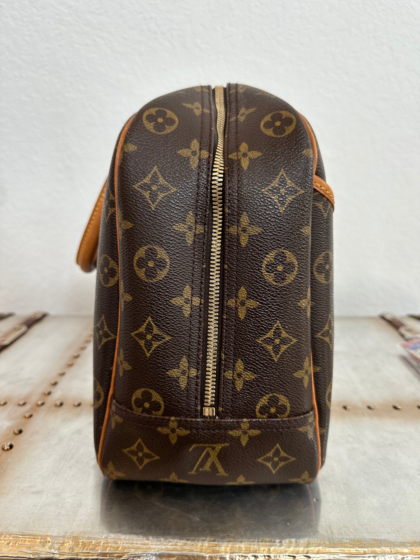 Pre-owned Authentic Louis Vuitton Deauville Monogram Handbag