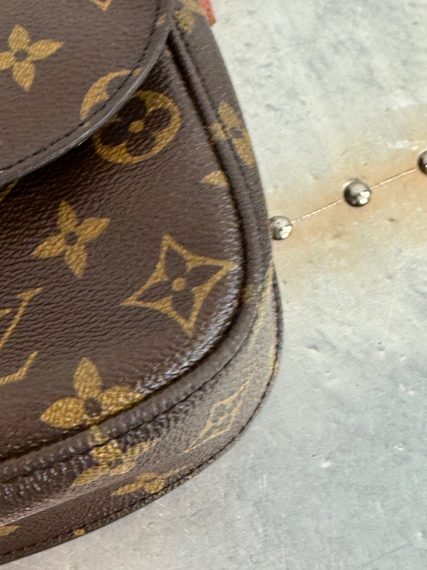 Pre-owned Authentic Louis Vuitton Saint Cloud MM Monogram Crossbody Bag