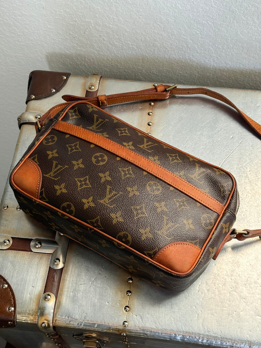 Pre-owned Authentic Louis Vuitton Trocadero 27 Monogram Crossbody Bag