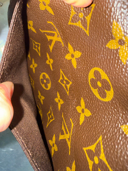 Pre-owned Authentic Louis Vuitton Saint Cloud MM Monogram Crossbody Bag
