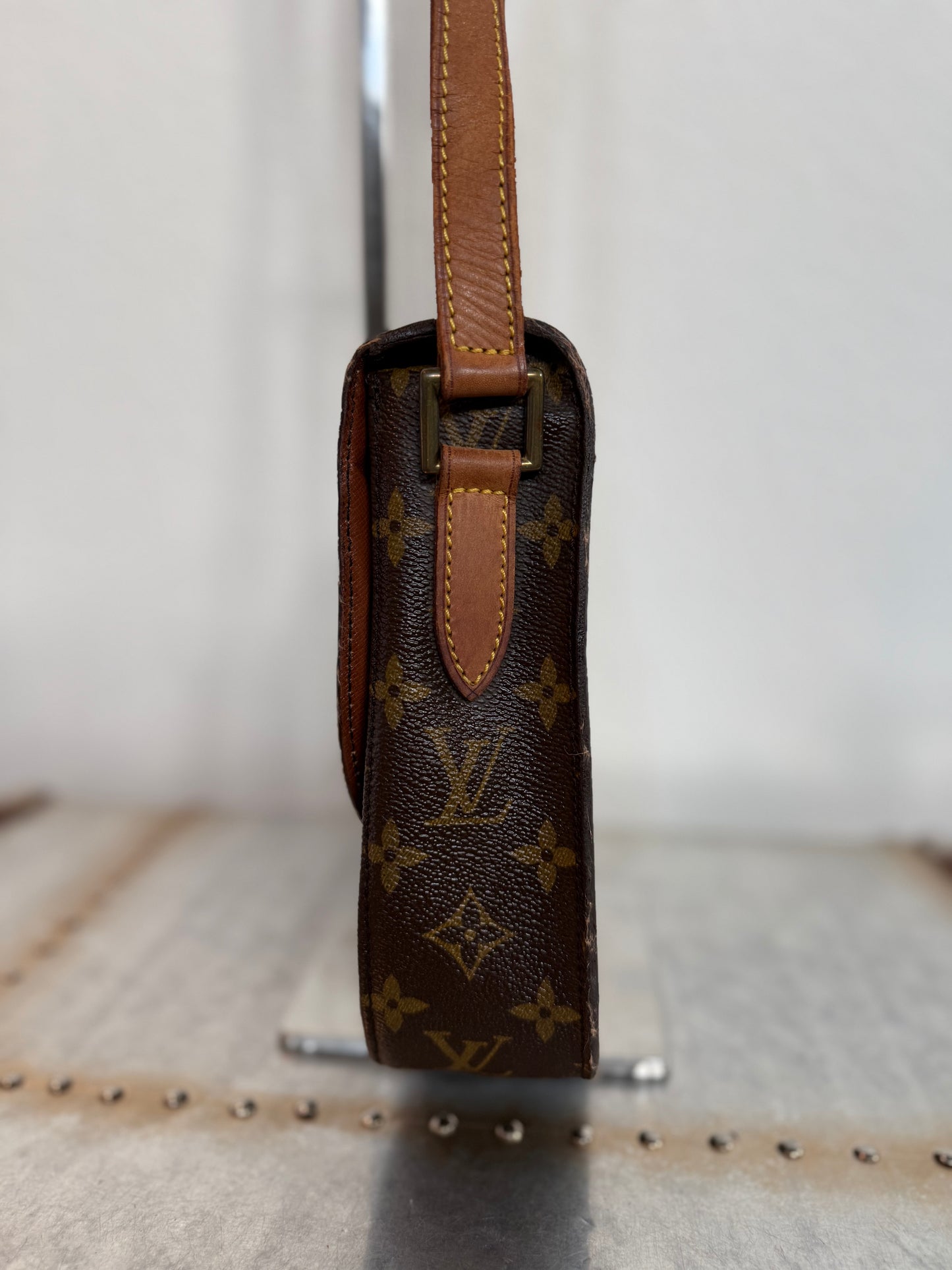 Pre-owned Authentic Louis Vuitton Saint Cloud GM Monogram Crossbody Bag