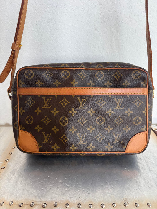 Pre-owned Louis Vuitton Trocadero 30 Monogram Shoulder / Crossbody Bag