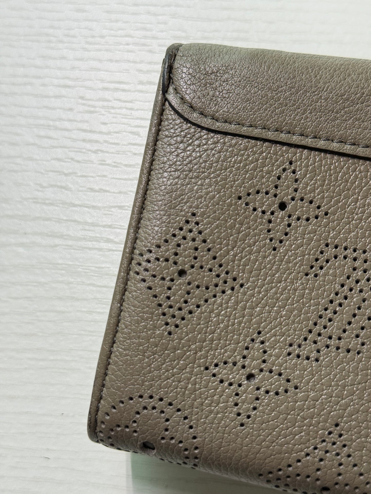 Pre-owned Authentic Louis Vuitton Mahina Amelia long Wallet