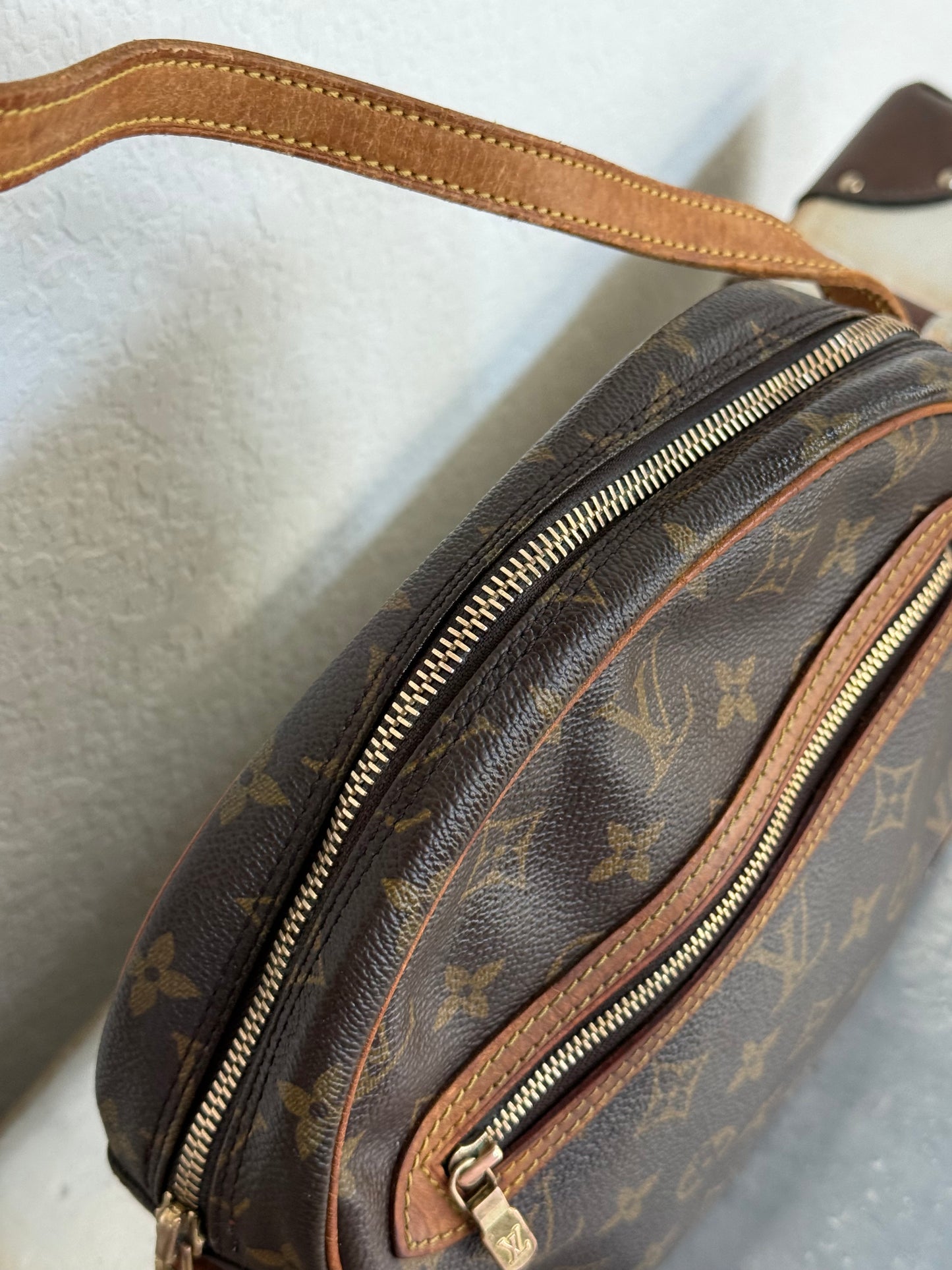 Pre-owned Authentic Louis Vuitton Senlis Monogram Crossbody /Shoulder Bag