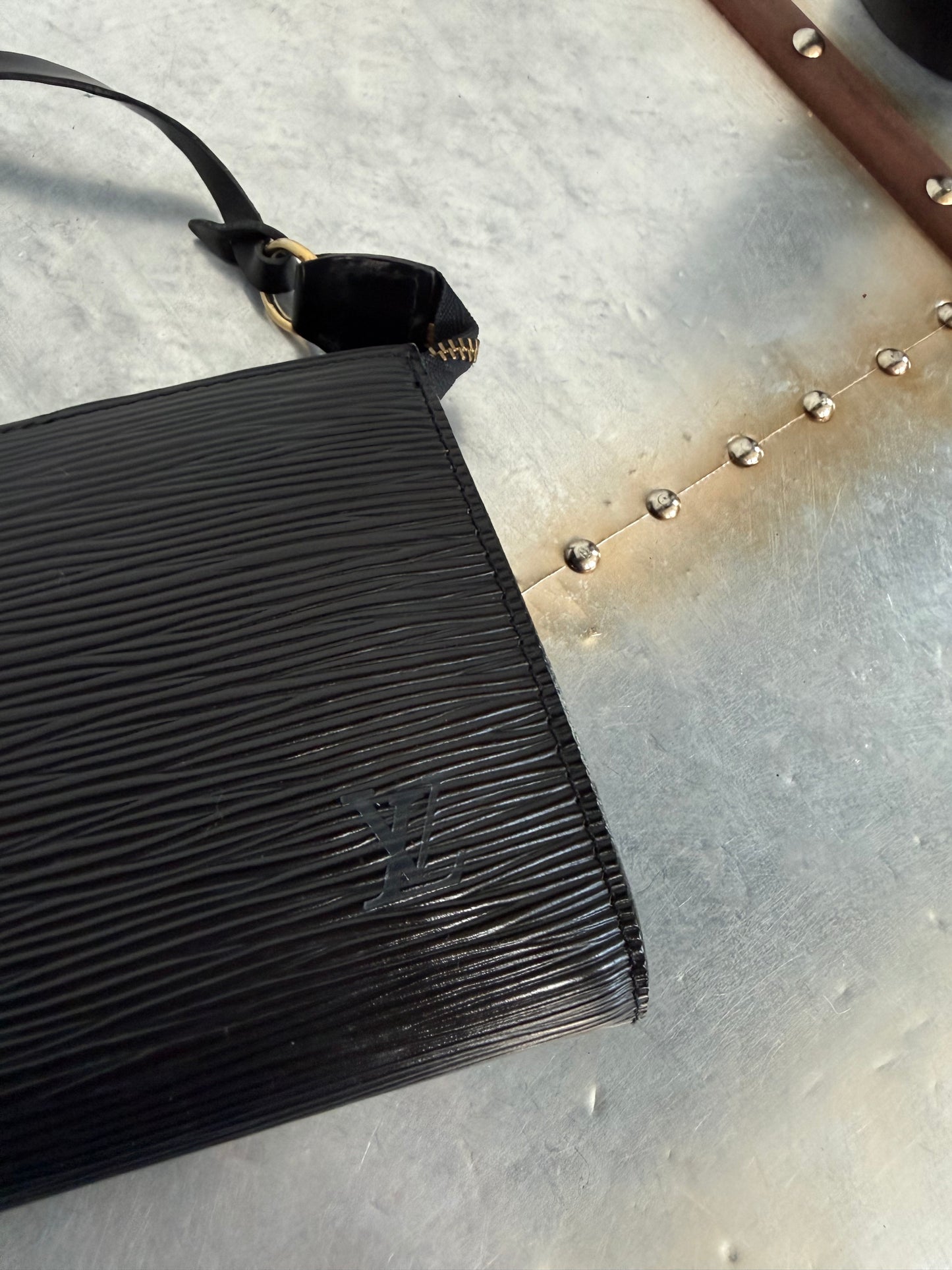 Pre-owned Louis Vuitton Pochette Accessoires Epi Shoulder / Handbag