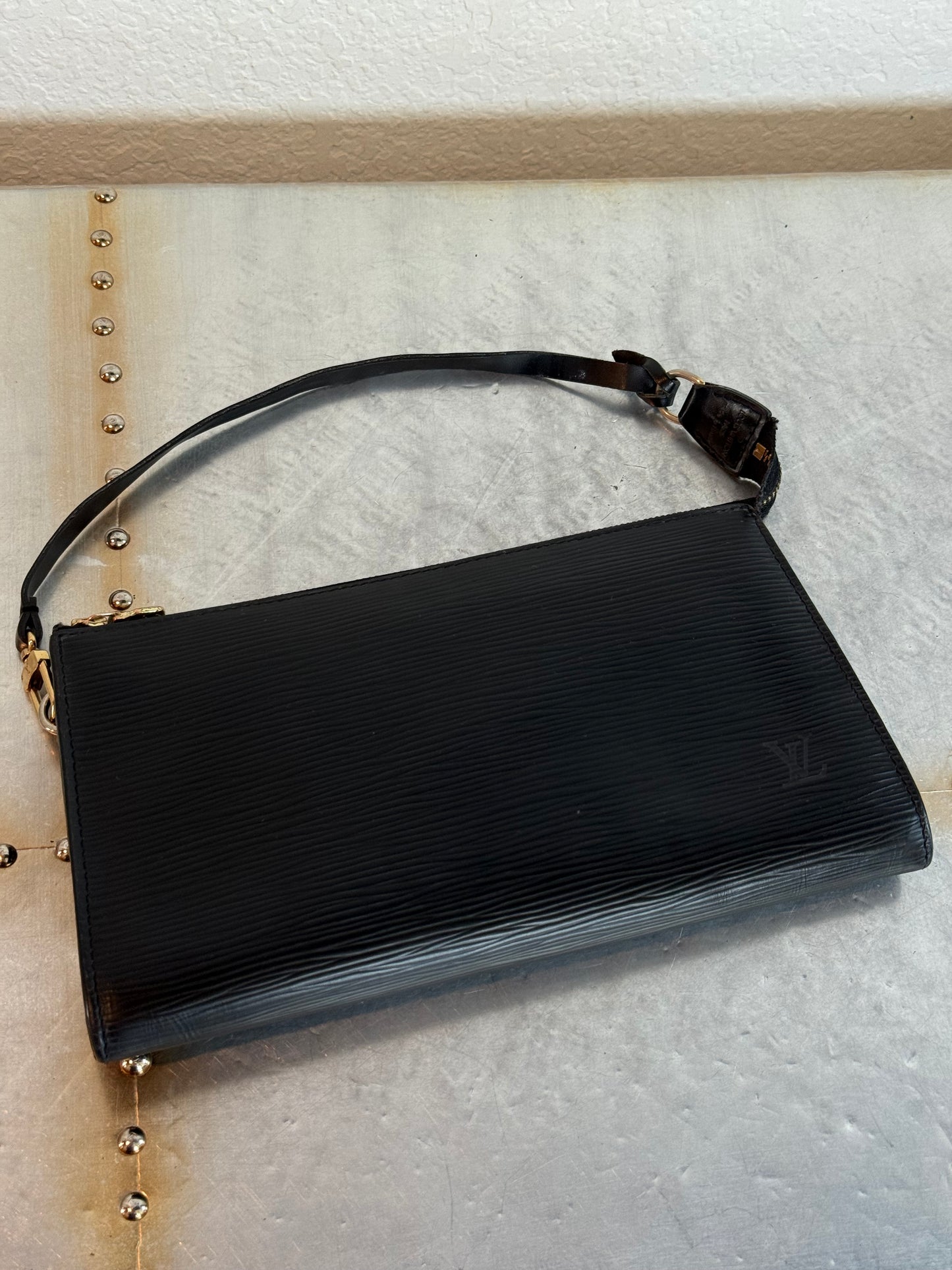 Pre-owned Louis Vuitton Pochette Accessoires Epi Shoulder / Handbag