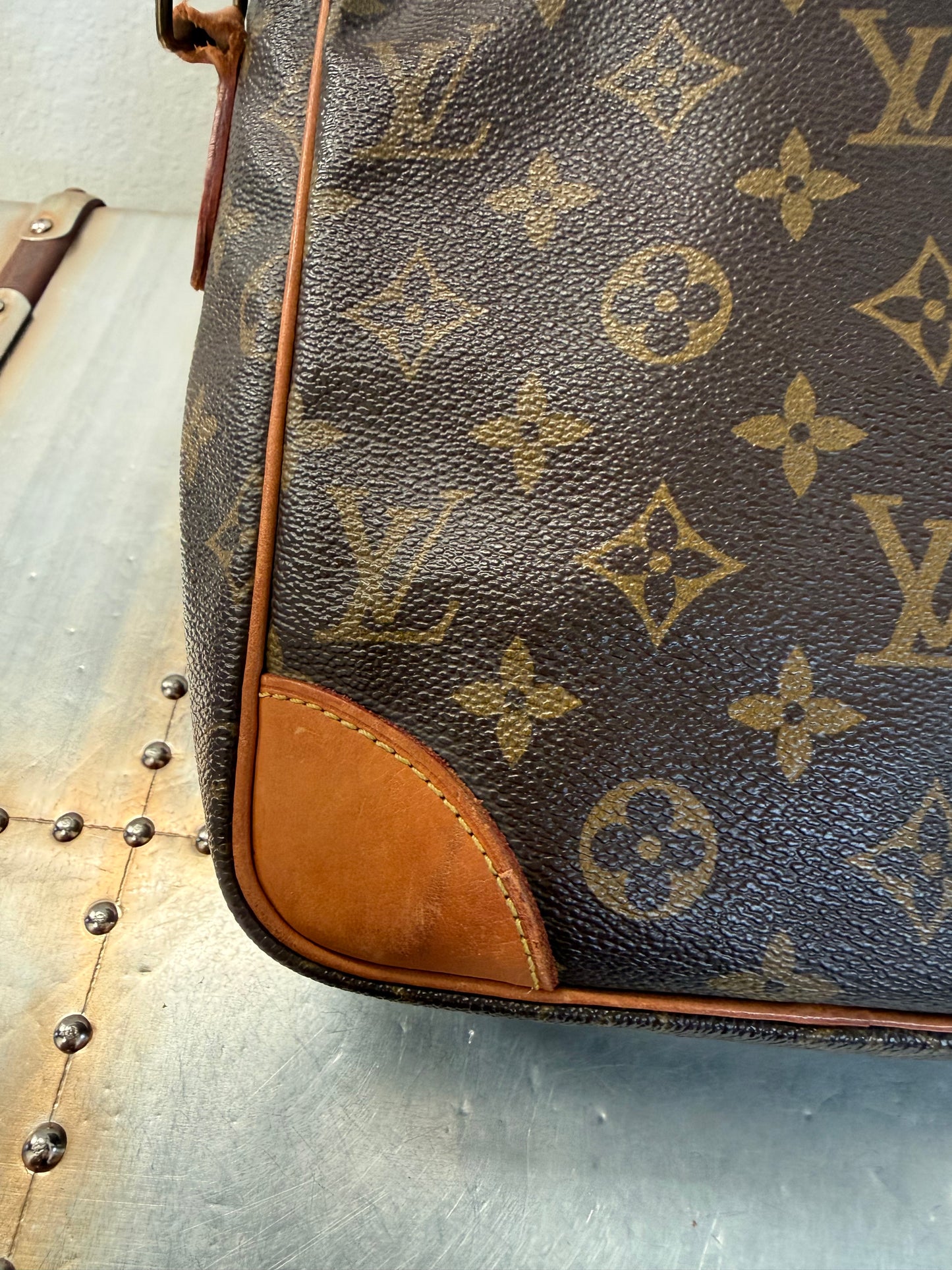 Pre-owned Authentic Louis Vuitton Danube GM Monogram Crossbody Bag