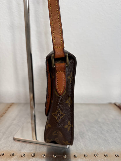 Pre-owned Authentic Louis Vuitton Saint Cloud MM Monogram Crossbody Bag