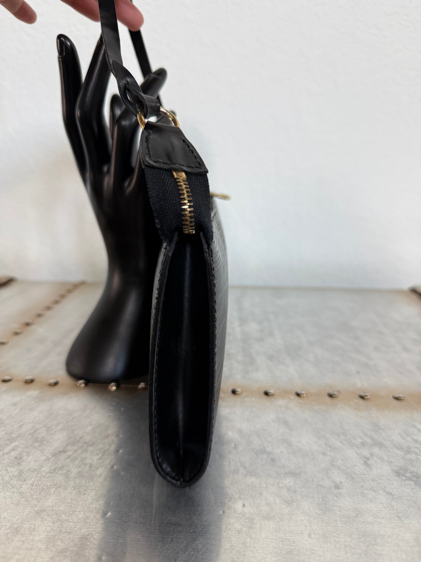 Pre-owned Louis Vuitton Pochette Accessoires Epi Shoulder / Handbag