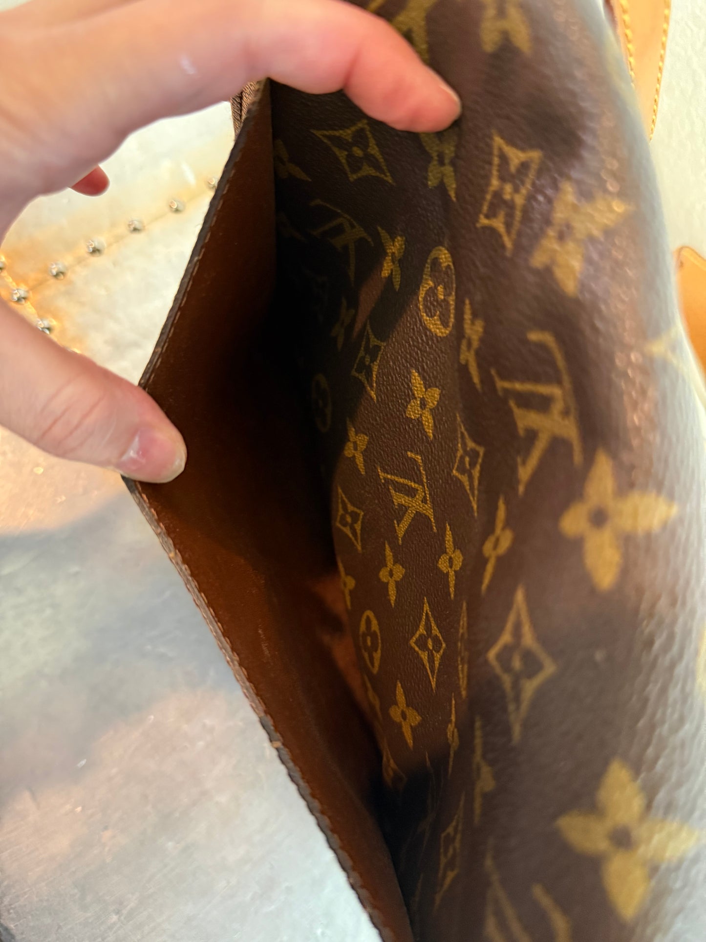 Pre-owned Authentic Louis Vuitton Saint Cloud GM Monogram Crossbody Bag