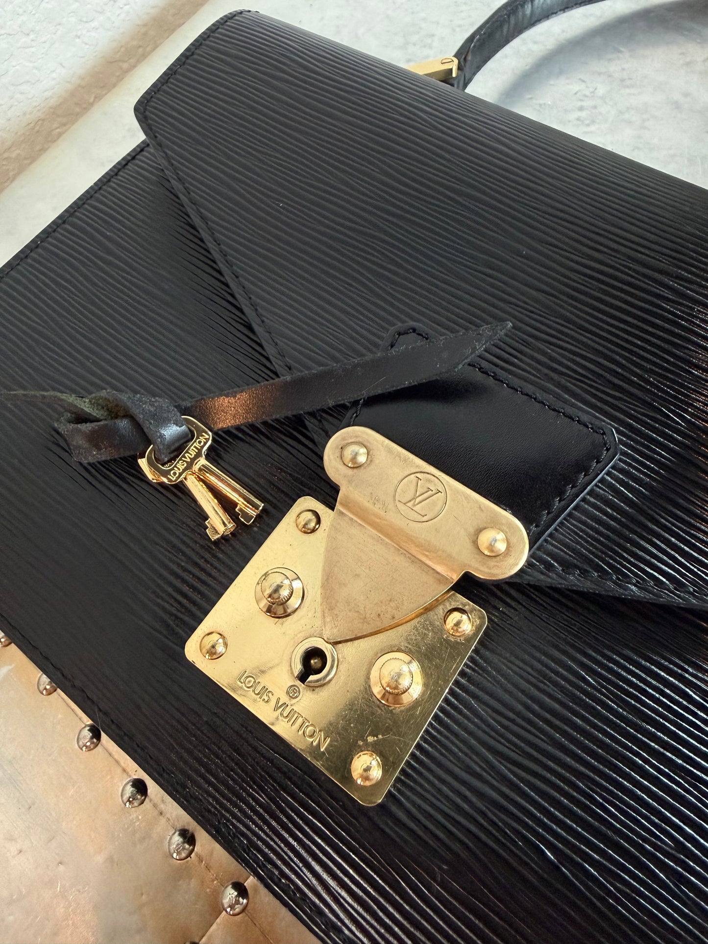 Pre-owned Authentic Louis Vuitton Concorde Epi Handbag