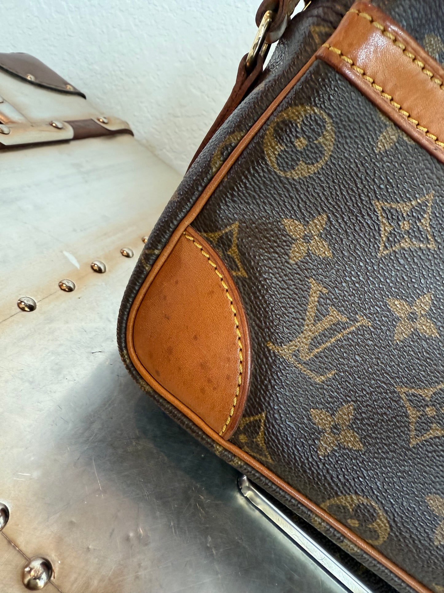 Pre-owned Authentic Louis Vuitton Trocadero 27 Monogram Crossbody Bag