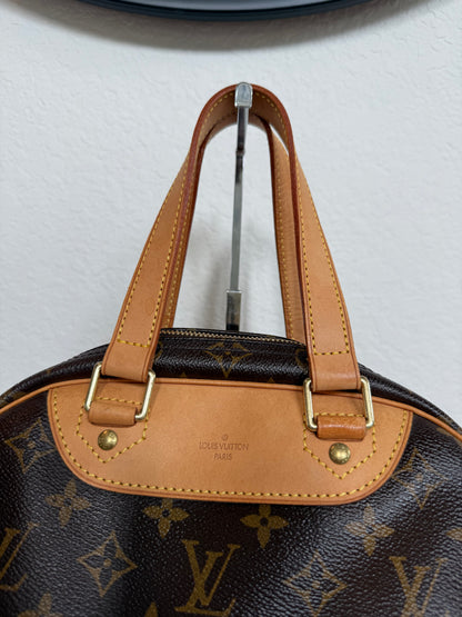 Pre-owned Authentic Louis Vuitton Excursion Monogram Handbag