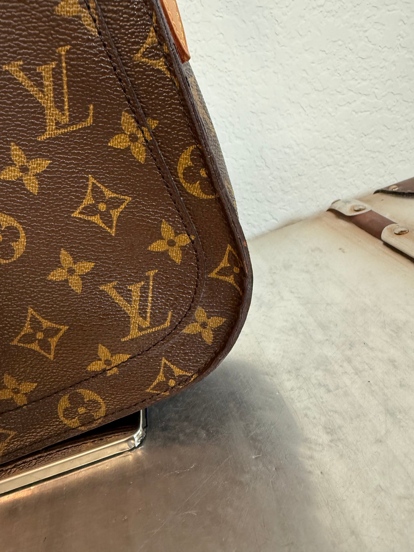 Pre-owned Authentic Louis Vuitton Saint Cloud GM Monogram Crossbody Bag